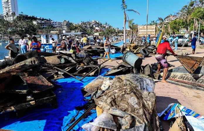 Varias personas participan en una actividad de recolección de basuras hoy, en Acapulco (1)