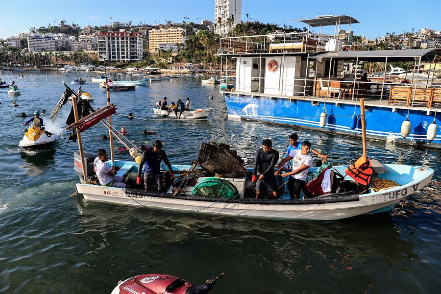 Varias personas participan en una actividad de recolecci&oacute;n de basuras hoy, en Acapulco (2)