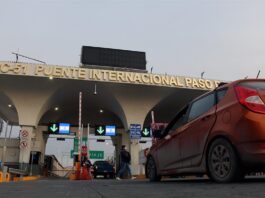 La incertidumbre en EE.UU. y cierres fronterizos borran 25.000 empleos en el norte de México Vehículos cruzan hacia Estados Unidos por el Puente Internacional Paso del Norte (1)
