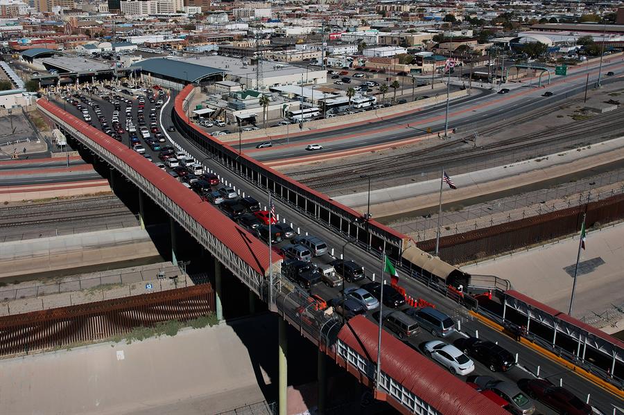 Vehículos cruzan hacia Estados Unidos por el Puente Internacional Paso del Norte (2)