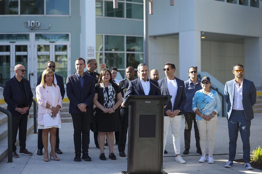 "Ven aquí (Miami Beach) y disfruta, pero no vengas a buscar problemas", advirtió este jueves en una rueda de prensa el alcalde, Steven Meiner