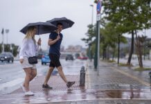 Las fuertes precipitaciones ocasionadas por un fenómeno conocido como 'río atmosférico' han provocado inundaciones y deslizamientos de tierra y dejado al menos tres personas muertas.
