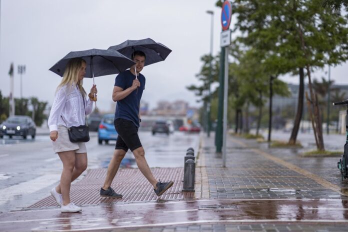 Las fuertes precipitaciones ocasionadas por un fenómeno conocido como 'río atmosférico' han provocado inundaciones y deslizamientos de tierra y dejado al menos tres personas muertas.
