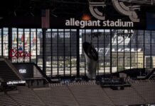 avenida 'The Strip' de Las Vegas a través de una ventana del Allegiant Stadium