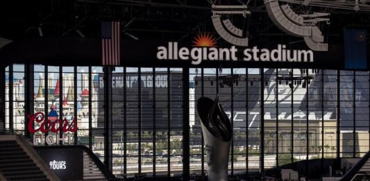 avenida 'The Strip' de Las Vegas a través de una ventana del Allegiant Stadium