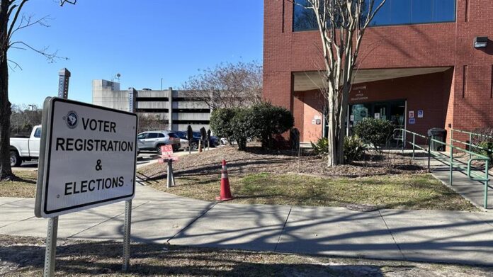 etrero de registro electoral a la entrada de un centro de votación hoy en Columbia, Carolina del Sur