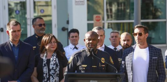 jefe de policía, Wayne Jones