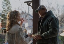 Hilary Swank recupera su perfil más combativo en la inspiradora película 'Ordinary Angels' los actores Hilary Swank (i) y Alan Ritchson durante una escena de la película 'Ordinary Angels'.