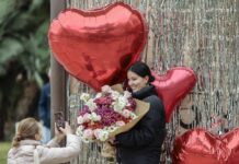 Aunque el evento más multitudinario será esta tarde, cuando cientos de matrimonios se subirán a las escaleras rojas de la plaza para renovar sus votos.
