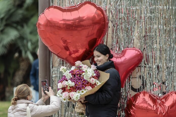 Aunque el evento más multitudinario será esta tarde, cuando cientos de matrimonios se subirán a las escaleras rojas de la plaza para renovar sus votos.