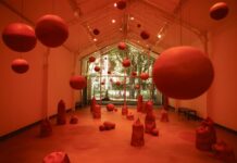 Fotografía de la exposición 'Topografía de la Memoria' de la artista brasileña Sallisa Rosa, el 15 de marzo de 2024, en la Pinacoteca de São Paulo en la ciudad de São Paulo.