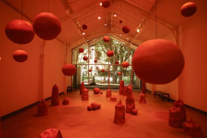 Fotografía de la exposición 'Topografía de la Memoria' de la artista brasileña Sallisa Rosa, el 15 de marzo de 2024, en la Pinacoteca de São Paulo en la ciudad de São Paulo.