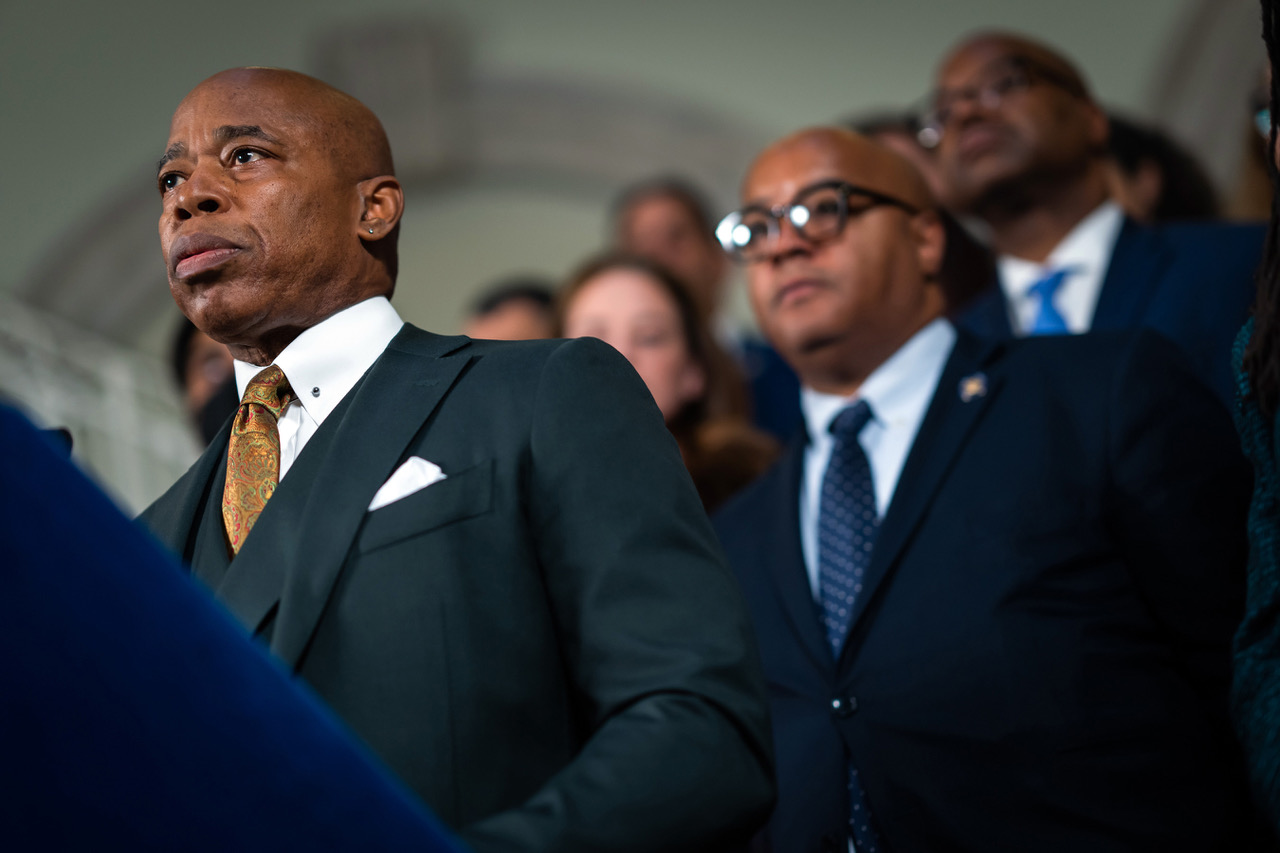 En una reciente declaraci&oacute;n que ha causado revuelo en el escenario pol&iacute;tico de Nueva York, el alcalde Eric Adams ha pedido un cambio en las leyes que definen a la ciudad como un santuario para inmigrantes.