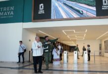 Andrés Manuel López Obrador (i) durante un recorrido inaugural por una estación del Tren Maya (1)
