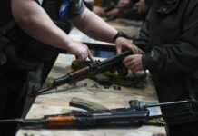 La policía enfrenta una demanda colectiva de solicitantes que alegan el departamento tarda mucho tiempo en revisar las peticiones para armas.