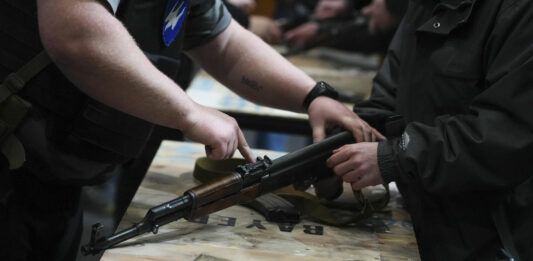 La policía enfrenta una demanda colectiva de solicitantes que alegan el departamento tarda mucho tiempo en revisar las peticiones para armas.
