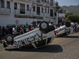 Personas bloquean unas calles este jueves, durante una protesta por el secuestro y asesinato de la menor Camila Gómez, en el municipio de Taxco, en el estado de Guerrero, México.