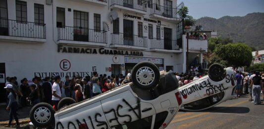 Personas bloquean unas calles este jueves, durante una protesta por el secuestro y asesinato de la menor Camila Gómez, en el municipio de Taxco, en el estado de Guerrero, México.
