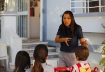 Aurora Macías, educadora menstrual, habla durante una clase, el 7 de marzo de 2024, en Guadalajara, Jalisco, México.