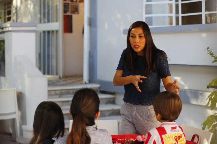 Aurora Macías, educadora menstrual, habla durante una clase, el 7 de marzo de 2024, en Guadalajara, Jalisco, México.