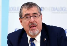 Arévalo de León galardonó a Laparra Rivas con una la medalla Orden de la Excelencia Laboral, en un acto celebrado en el Palacio Nacional de la Cultura, sede del Gobierno.