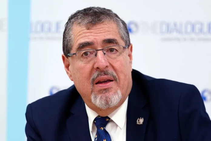 Bernardo Arévalo de León efe 2 Arévalo de León galardonó a Laparra Rivas con una la medalla Orden de la Excelencia Laboral, en un acto celebrado en el Palacio Nacional de la Cultura, sede del Gobierno.