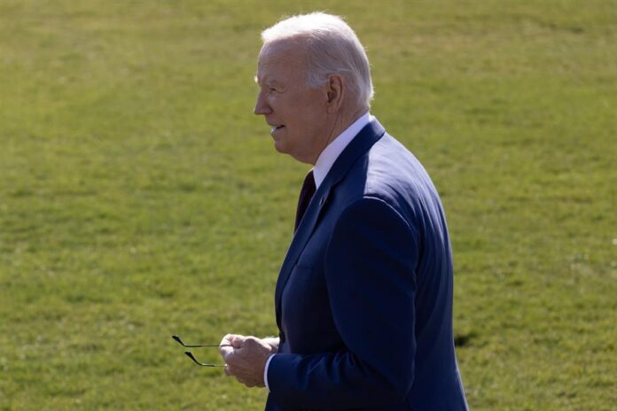 Biden, Obama y Clinton estaban en el escenario en una charla moderada por el comediante Stephen Colbert cuando un grupo de comenzó a gritar al actual presidente que tiene 
