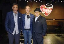 Brad Gluckstein (c), junto a los inversores, el actor Jimmy Smits (i), y el comediante Paul Rodríguez