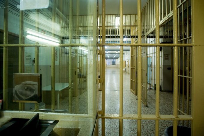 Los hechos ocurrieron el 24 de enero de 2023, cuando el grupo de policías entró sin una orden judicial en la casa donde estaban las víctimas.