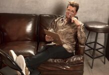 Carlos ha liderado una nueva generación de artistas latinos que llevan los sonidos de la música colombiana a los fanáticos de la música de todo el mundo.