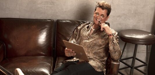 Carlos ha liderado una nueva generación de artistas latinos que llevan los sonidos de la música colombiana a los fanáticos de la música de todo el mundo.