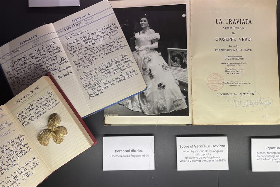 El espíritu de la soprano Victoria de los Ángeles y el de la pianista Alicia de Larrocha ilustran las paredes del Instituto Cervantes de Nueva York,