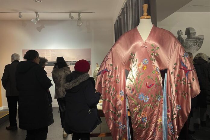 Cervantes de Nueva York homenajea El espíritu de la soprano Victoria de los Ángeles y el de la pianista Alicia de Larrocha ilustran las paredes del Instituto Cervantes de Nueva York.