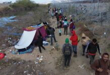 La ley SB4, una de las medidas antiinmigrantes más drásticas en la historia de Estados Unidos, que convertiría en delito el que un extranjero ingrese a Texas de forma irregular, además de facultar a las fuerzas estatales de realizar arrestos migratorios y deportaciones.