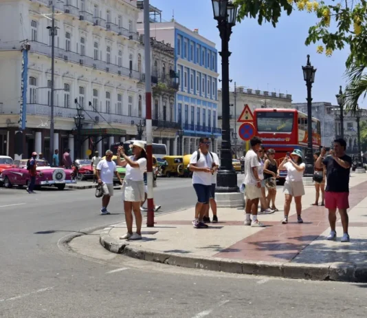 Cuba recibe 528.000 visitantes internacionales entre enero y febrero La isla, que ha tenido históricamente al turismo como sector estratégico para la economía, alcanza en los dos primeros meses del ejercicio el 16,5 % del objetivo gubernamental de 3,2 millones de turistas para el conjunto del año.