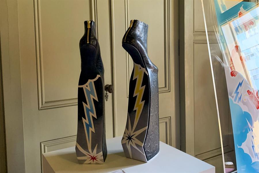 Detalle de la obra 'Heel-less shoes' con rayos y nubes de tormenta pintados en la suela.