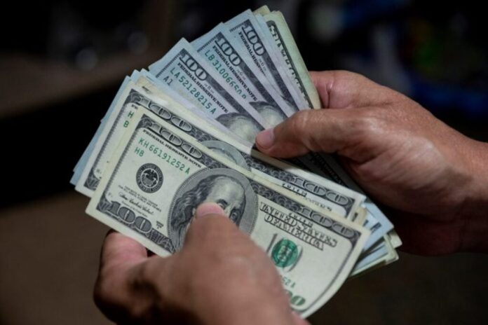Dolares-2 En los primeros dos meses de 2023, el país centroamericano captó 1.342,9 millones de dólares en remesas.