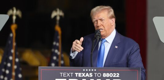 "Es hora de decirle al corrupto Biden: 'Estás despedido'", dijo Trump en un mensaje grabado difundido por su campaña en las redes sociales.