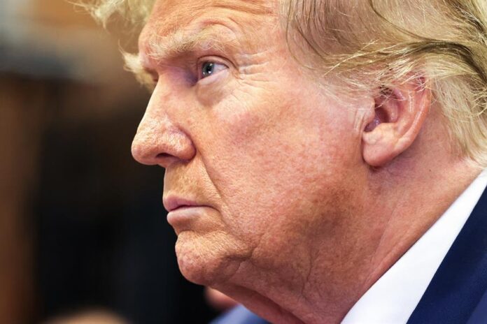 Donald Trump Apoya in vitro El expresidente Donald Trump asistió este jueves en Nueva York al velatorio del policía Jonathan Diller, asesinado el martes en una parada de tráfico.
