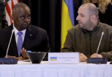Austin: "Seguiremos apoyando a Kiev para frenar la campaña de conquista de Putin" El Secretario de Defensa de Estados Unidos, Lloyd J. Austin y el Ministro de Defensa de Ucrania, Rustem Umjerow