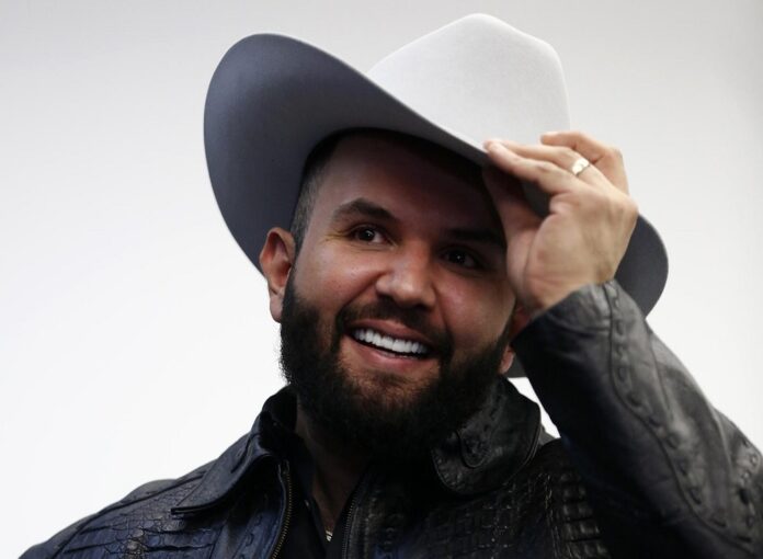 El cantante de música regional mexicana Carín León1