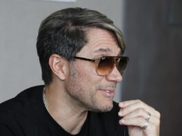 Proyecto Uno sueña hacer un remix de su mayor éxito, "El Tiburón", con Daddy Yankee El cantante del grupo Proyecto Uno Paolo Tondo habla durante entrevista con EFE el 21 de marzo de 2024 en Bogotá.