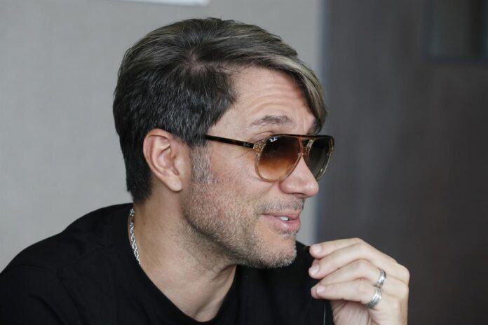 El cantante del grupo Proyecto Uno Paolo Tondo habla durante entrevista con EFE el 21 de marzo de 2024 en Bogotá, El cantante del grupo Proyecto Uno Paolo Tondo habla durante entrevista con EFE el 21 de marzo de 2024 en Bogotá.