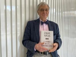 En este libro, Viñas repasa una vida en la que ha alternado la investigación histórica con el trabajo diplomático o de funcionario internacional de alto nivel.