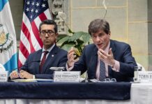 El subsecretario de Estado de EE.UU. sostiene un encuentro con el presidente de Guatemala El ministro de Finanzas de Guatemala, Jonathan Menkos (i), y el subsecretario de Estado para el Crecimiento Económico, Energía y Medio Ambiente de Estados Unidos, José W. Fernández