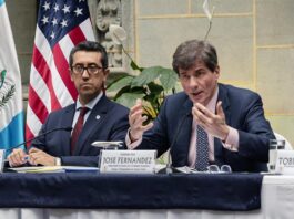 El ministro de Finanzas de Guatemala, Jonathan Menkos (i), y el subsecretario de Estado para el Crecimiento Económico, Energía y Medio Ambiente de Estados Unidos, José W. Fernández