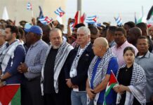 Cuba se suma a la jornada mundial de apoyo a Palestina con una masiva concentración El presidente de Cuba Miguel Díaz-Canel (c) asiste a una concentración de apoyo a Palestina