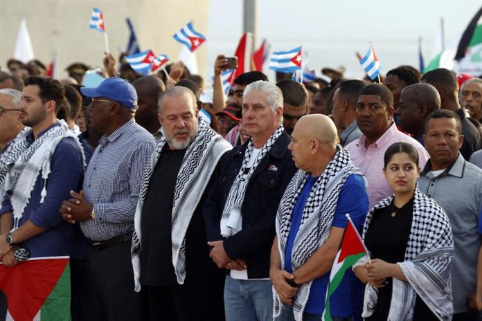 El presidente de Cuba Miguel Díaz-Canel (c) asiste a una concentración de apoyo a Palestina