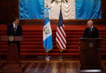 El presidente de Guatemala, Bernardo Arévalo de León (i), y el secretario de Seguridad Nacional de los Estados Unidos, Alejandro Mayorka
