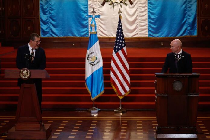 El presidente de Guatemala, Bernardo Arévalo de León (i), y el secretario de Seguridad Nacional de los Estados Unidos, Alejandro Mayorka